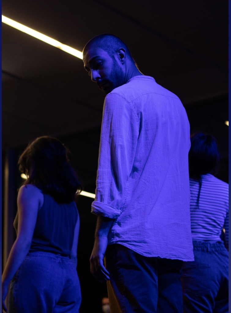 Less People Watching — foto 2: microuniversos / movimiento